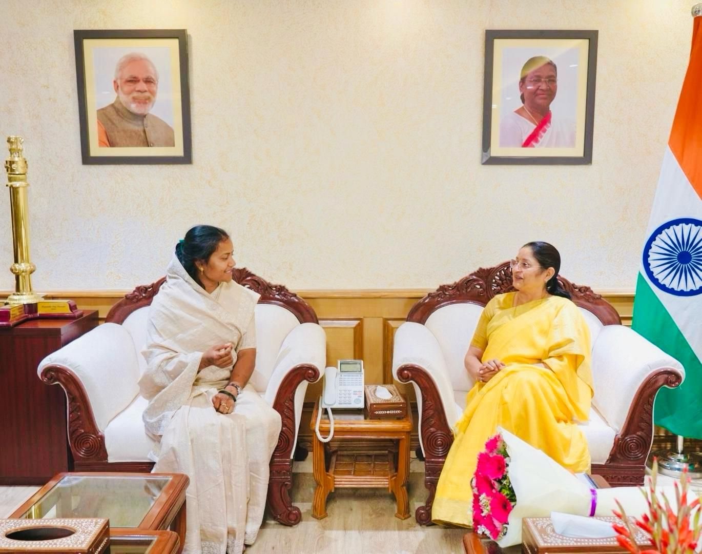 केन्द्रीय महिला एवं बाल विकास मंत्री से मंत्री श्रीमती राजवाड़े ने की सौजन्य मुलाकात
