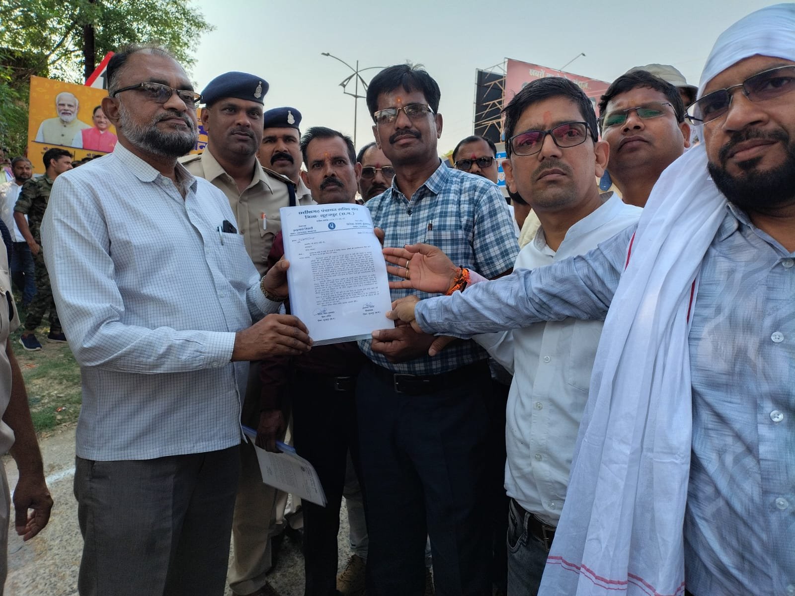 शासकीयकरण की मांग को लेकर पंचायत सचिव संघ ने सौंपा ज्ञापन, रैली निकालकर कलेक्टर कार्यालय पहुँचे<br>