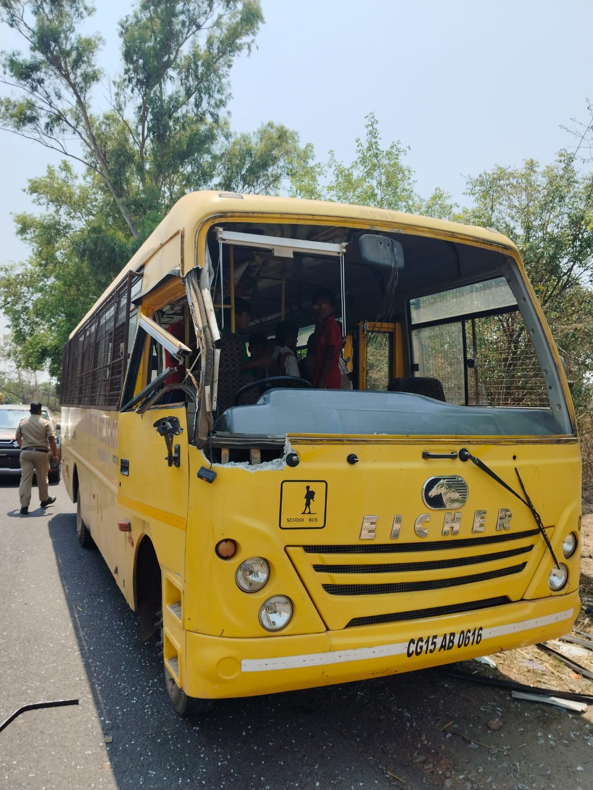 ब्रेकिंग् न्यूज – तेज रफ्तार का कहर कोयला लेने जा रही ट्रक ने स्कूल बस को मारी टक्कर, हादसे में स्कूली बस का हुआ…? ट्रक को जप्त कर पुलिस ने जाँच शुरू कर दी है.