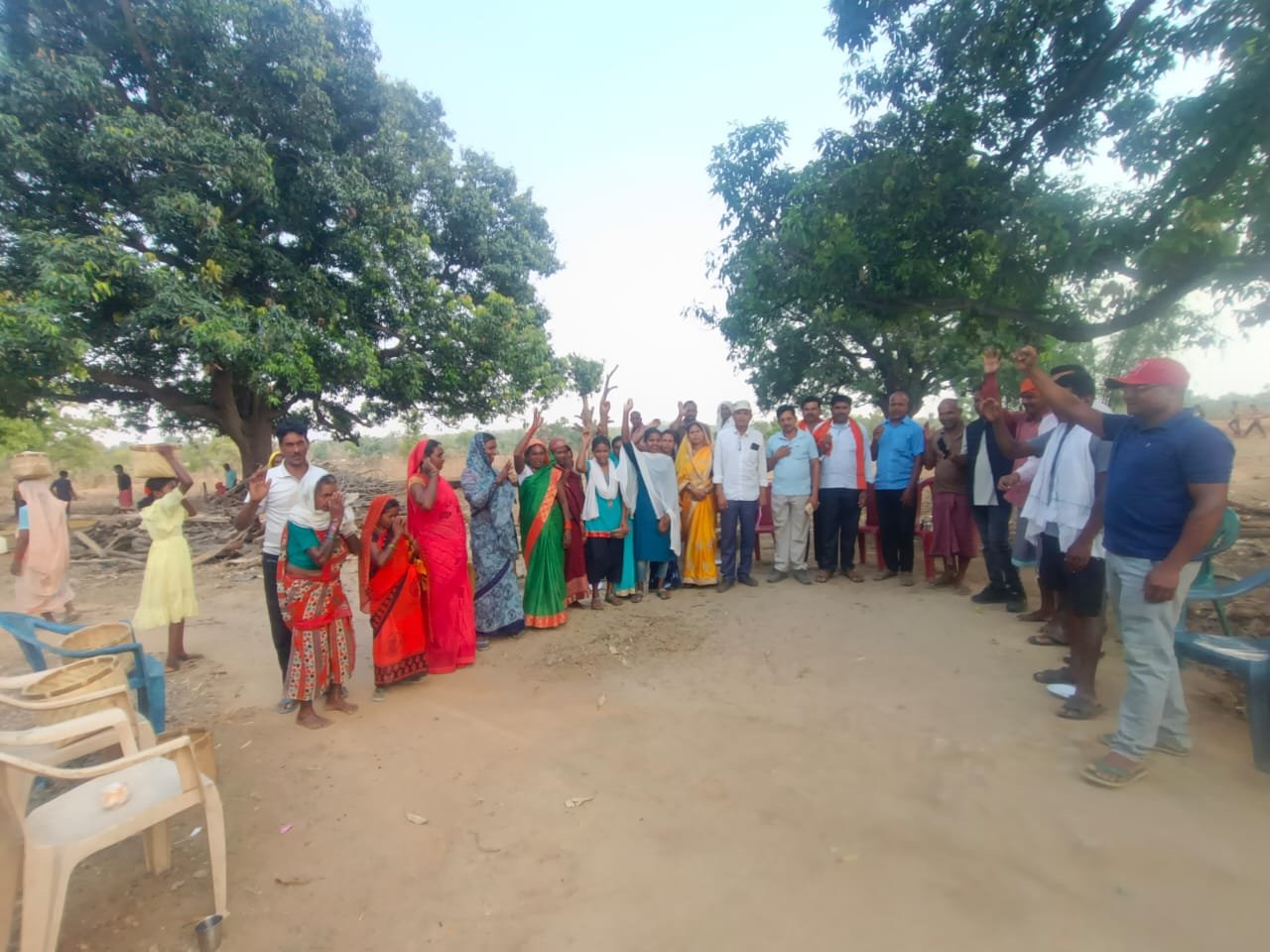 जिला पंचायत सदस्य नयन सिरदार एवं जनपद पंचायत अध्यक्ष फुलेश्वर सिरदार ने किया क्षेत्र का दौरा