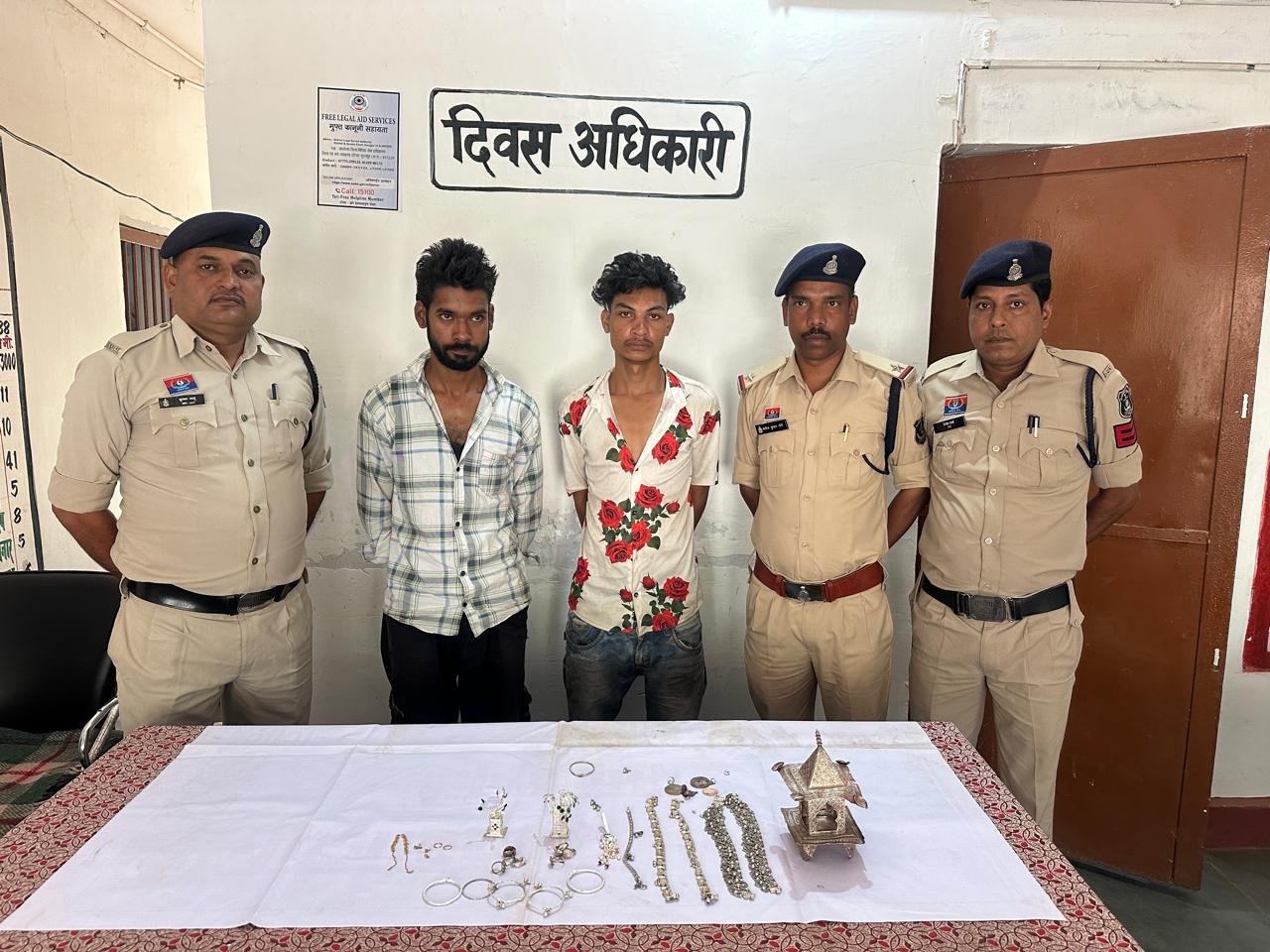 लखनऊ गए व्यक्ति के घर हुए चोरी के मामले में थाना रामानुजनगर पुलिस ने 2 आरोपियों को गिरफ्तार कर चोरी का शत् प्रतिशत माल किया बरामद