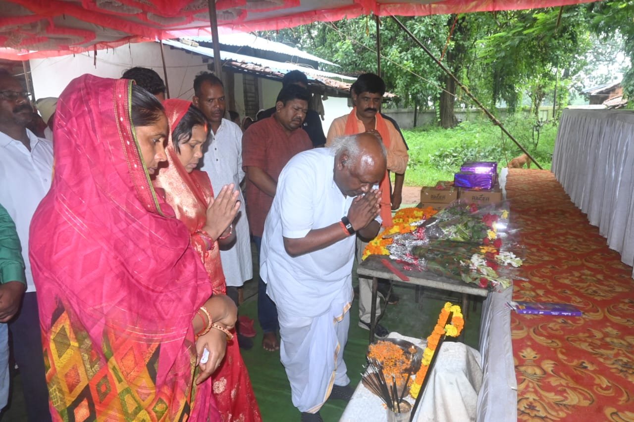 तेंदूपत्ता तोड़ने वाली महिलाओं को मिला सम्मान,* *सांसद चिंतामणि महाराज ने पहनाई चरण पादुका