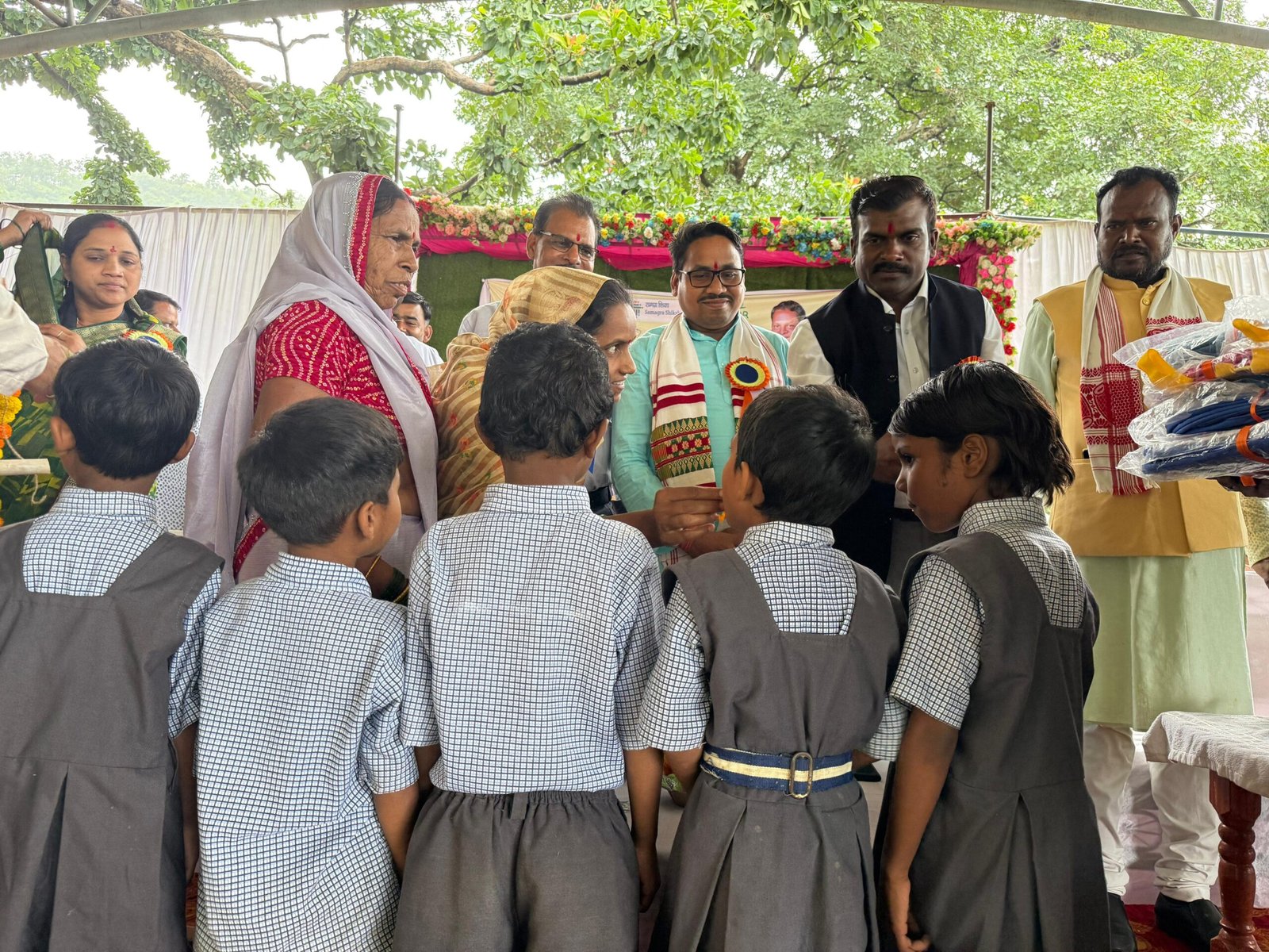 कुदरगढ़ में हुआ खण्ड स्तरीय शाला प्रवेश उत्सव का आयोजन, नवप्रवेशी बच्चों को कापी पुस्तक व बैग प्रदान कर प्रतिकात्मक प्रवेश दिलाया गया<br>