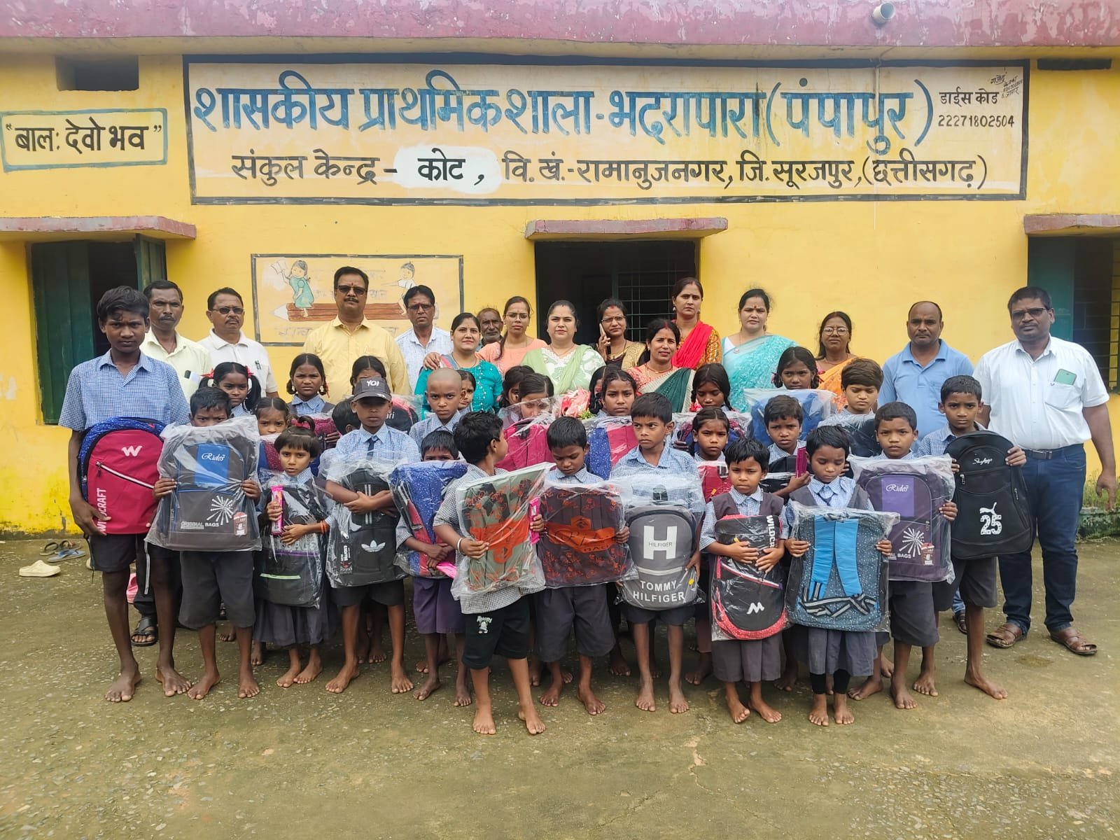 सामाजिक संस्था वी क्लब की महिलाओं ने प्रा.शा.भदरापारा में किया बच्चों को स्कूल बैग वितरित