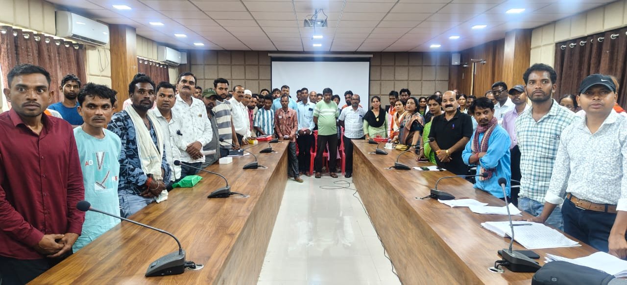 सूरजपुर पुलिस ने 30 लाख कीमत के गुम हुए 120 मोबाईल बरामद कर संबंधित को सौंपा।
