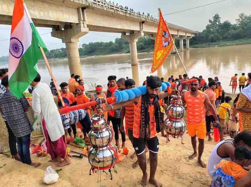 हर-हर महादेव के जयकारे के साथ कावरियों ने रेणुका(रेड)नदी से उठाया जल