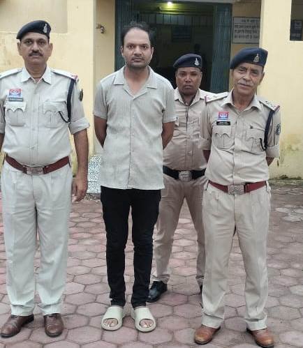 रकम डबल करने व 12 प्रतिशत की दर से प्रतिमाह ब्याज राशि देने का झांसा देकर धोखाधड़ी करने वाले आरोपी संजीत अग्रवाल को थाना सूरजपुर पुलिस ने किया गिरफ्तार।