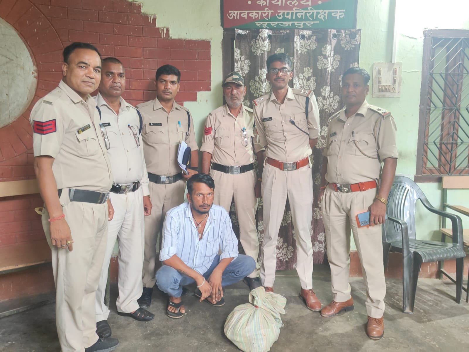 सुरजपुर आबकारी टीम की आज नशे के खिलाफ बड़ी कार्रवाई – धर्मेंद्र कुशवाहा पिता बैजयनाथ प्रसाद उम्र 43 वर्ष निवासी सिरसी चौकी बसदेई जिला सुरजपुर नशीली टेबलेट और कफ सीरप के साथ गिरफ्तार