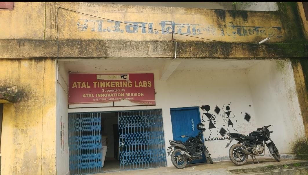 अटल टिंकरिंग लैब बस पन्नों में सिमट कर रह गई, देवनगर प्रयोगशाला भवन क्षतिग्रस्त होने से बच्चों को नहीं मिल पा रहा लाभ