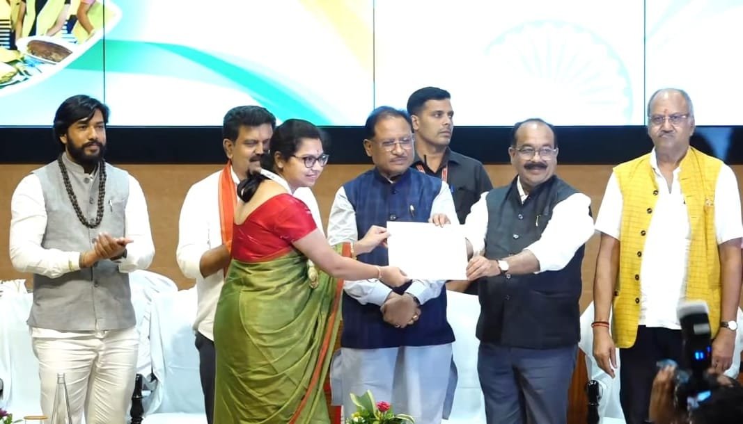 मुख्यमंत्री श्री विष्णु साय ने उत्कृष्ट ब्लॉकों को किया सम्मानित