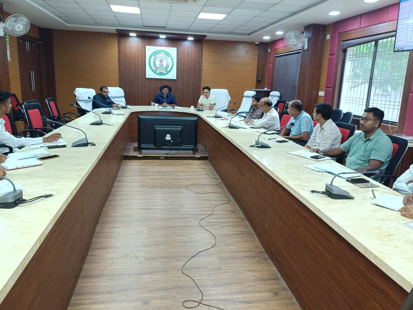 अभिलेखों के अद्यतीकरण के संबंध में कलेक्टर ने ली बैठक