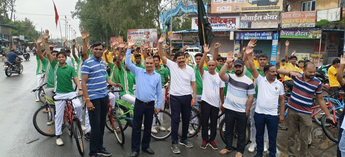 डीआईजी व एसएसपी सूरजपुर ने डीएव्ही पब्लिक व राजकुमार स्कूल के स्टूडेंट के साथ निकाली नशे के विरुद्ध जागरूकता के लिए साइकिल रैली।