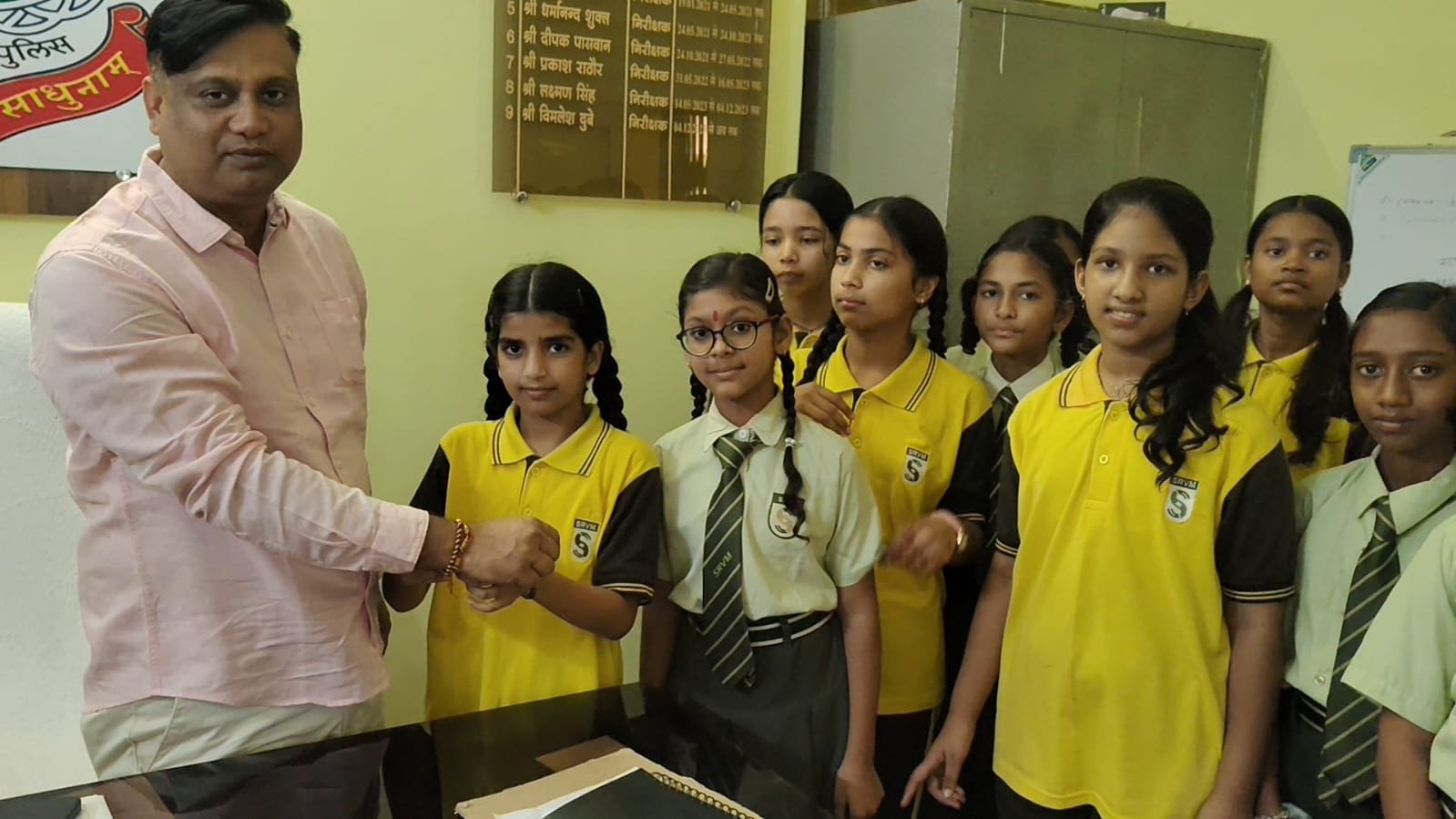 रक्षाबंधन उत्सव। सूरजपुर में स्कूली छात्राओं ने पुलिस अधिकारियों को बांधी राखी।