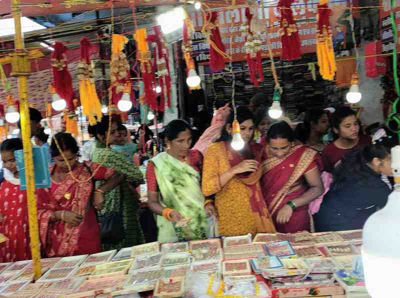 रक्षाबंधन को लेकर सूरजपुर में उल्लास का माहौल&nbsp; राखियों से सजा बाजार, बहनों में खरीदारी का उत्साह