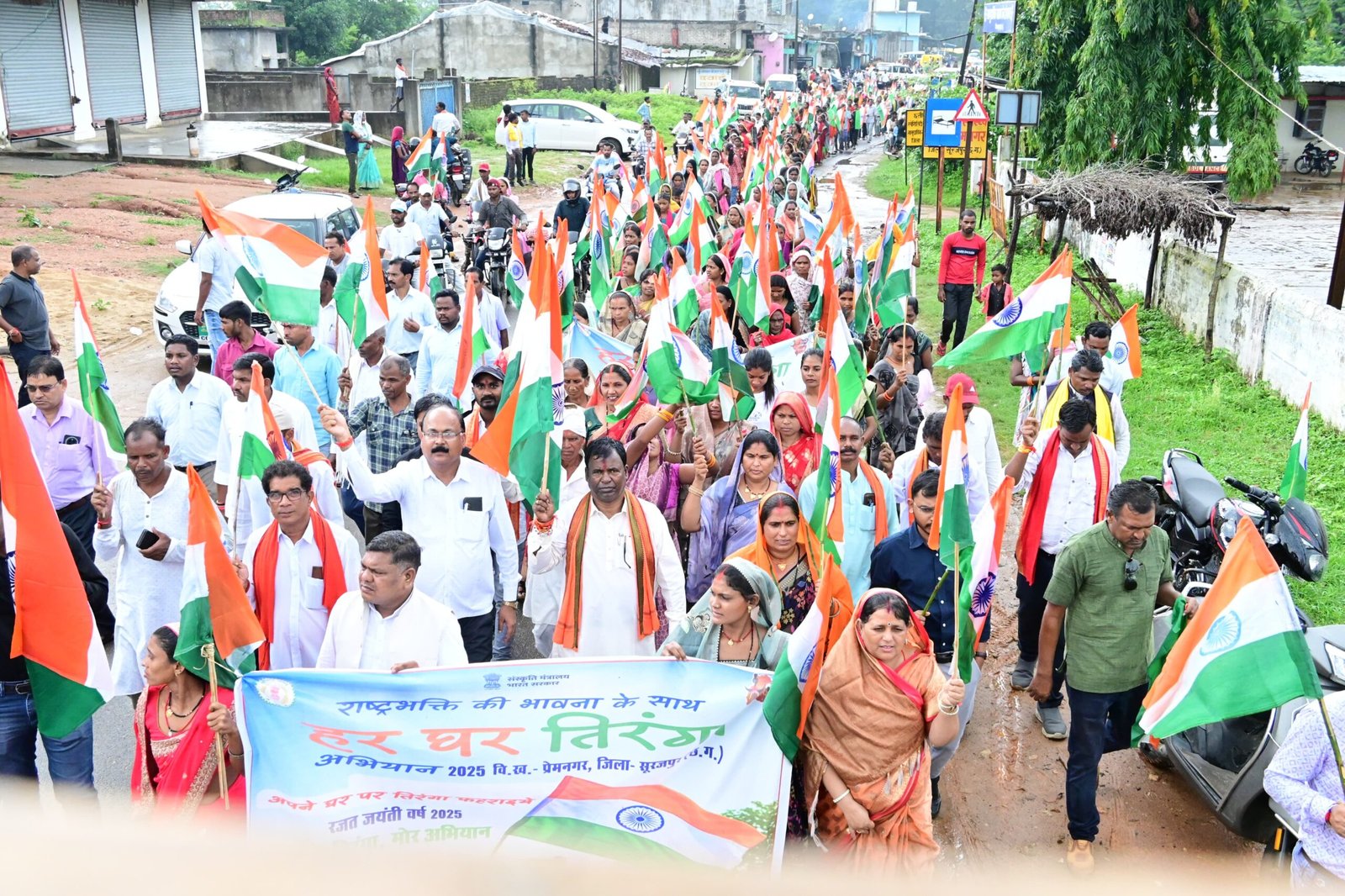 प्रेमनगर विकास खंड में निकला तिरंगा यात्रा क्षेत्रीय विधायक भूलन सिंह मरावी हुवे शामिल