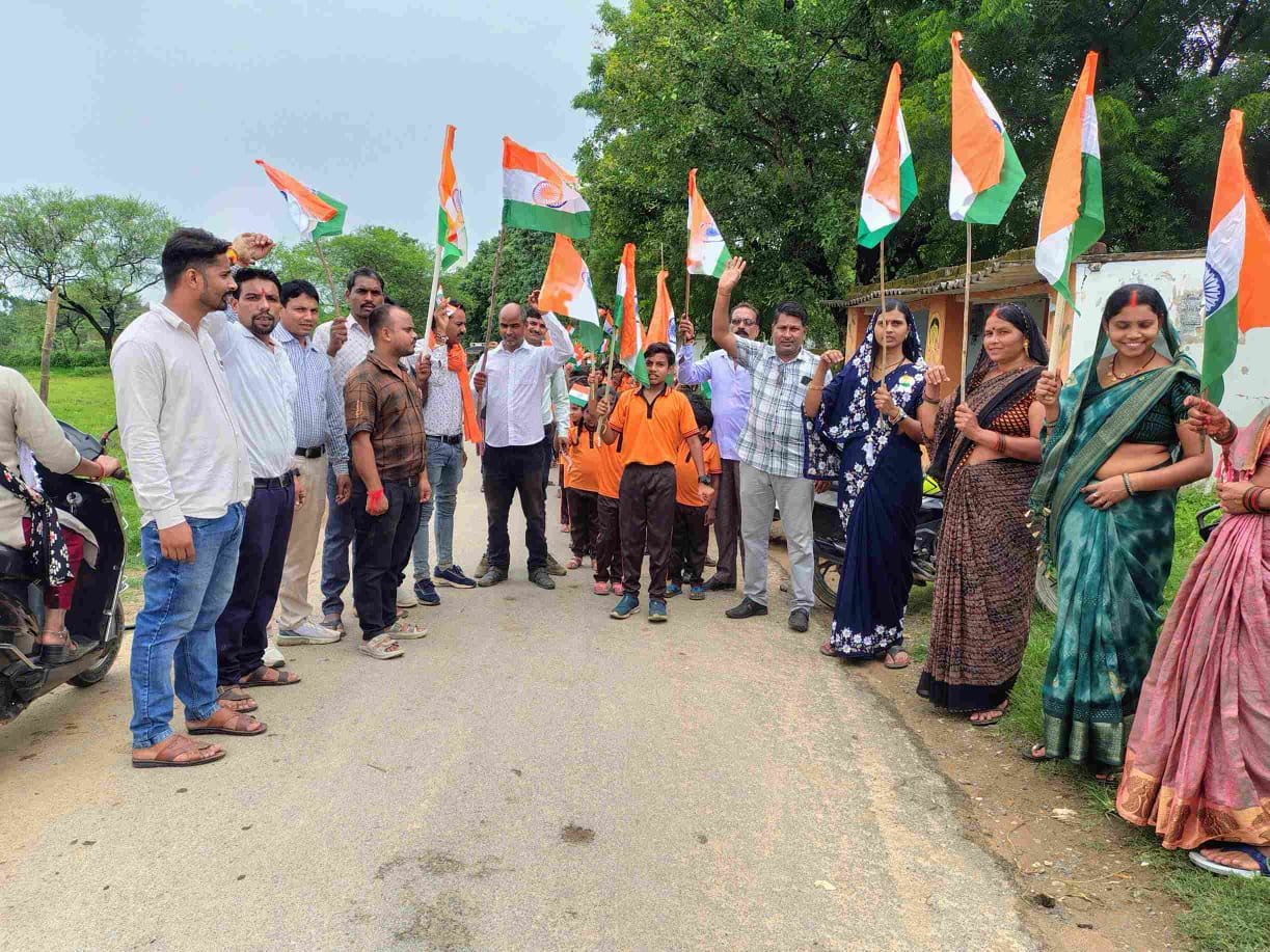 हर घर तिरंगा,घर घर तिरंगा,नारो के साथ पम्पापुर मे निकाली गयी भव्य तिरंगा यात्रा