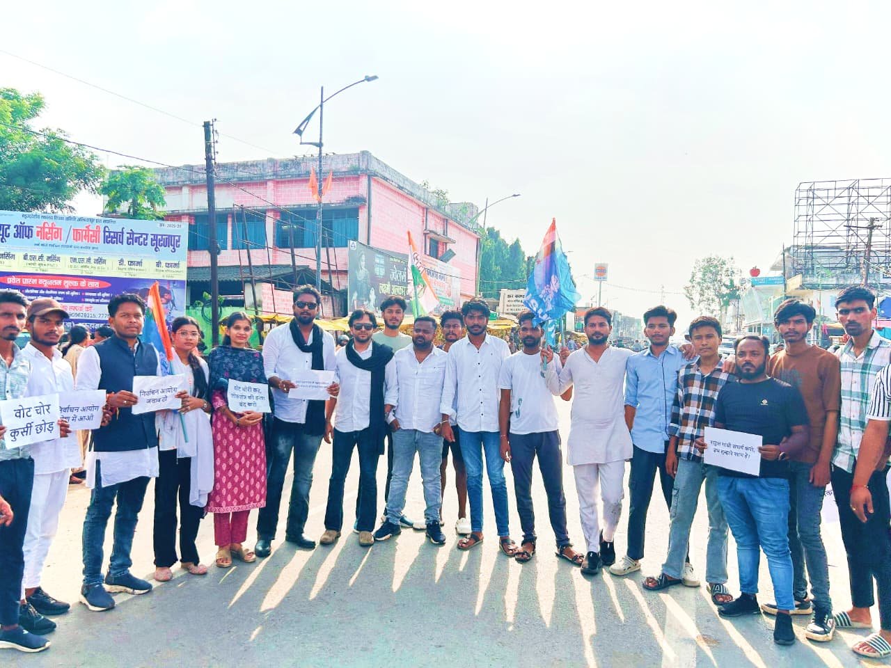 वोट चोरी मामले को लेकर आज छत्तीसगढ़ एन.एस.यू.आई. प्रदेश महासचिव कौनेन अंसारी के नेतृत्व में एन.एस.यू.आई. कार्यकर्ताओं एवं कांग्रेस जनों ने सूरजपुर अग्रसेन चौक में सांकेतिक पुतला दहन किया है।