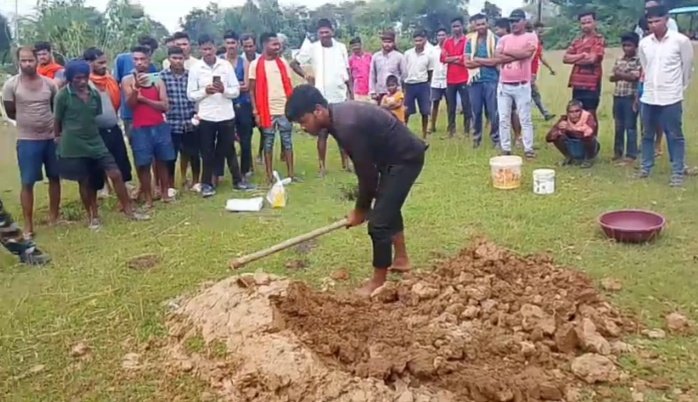 कब्र से निकला शव, मौत की गुत्थी उलझी,मौत सर्पदंश से हुई या पीलिया से..? रहस्य बरकरार…