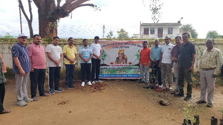 जशपुर – पूर्व केंद्रीय मंत्री स्व दिलीप सिंह जूदेव की पुण्यतिथि पर आज 5000 वृक्षारोपण करने लिया संकल्प,नगर के प्रमुख चौक चौराहे एवं सरकारी दफ्तर के प्रांगण में रोपे पौधें….