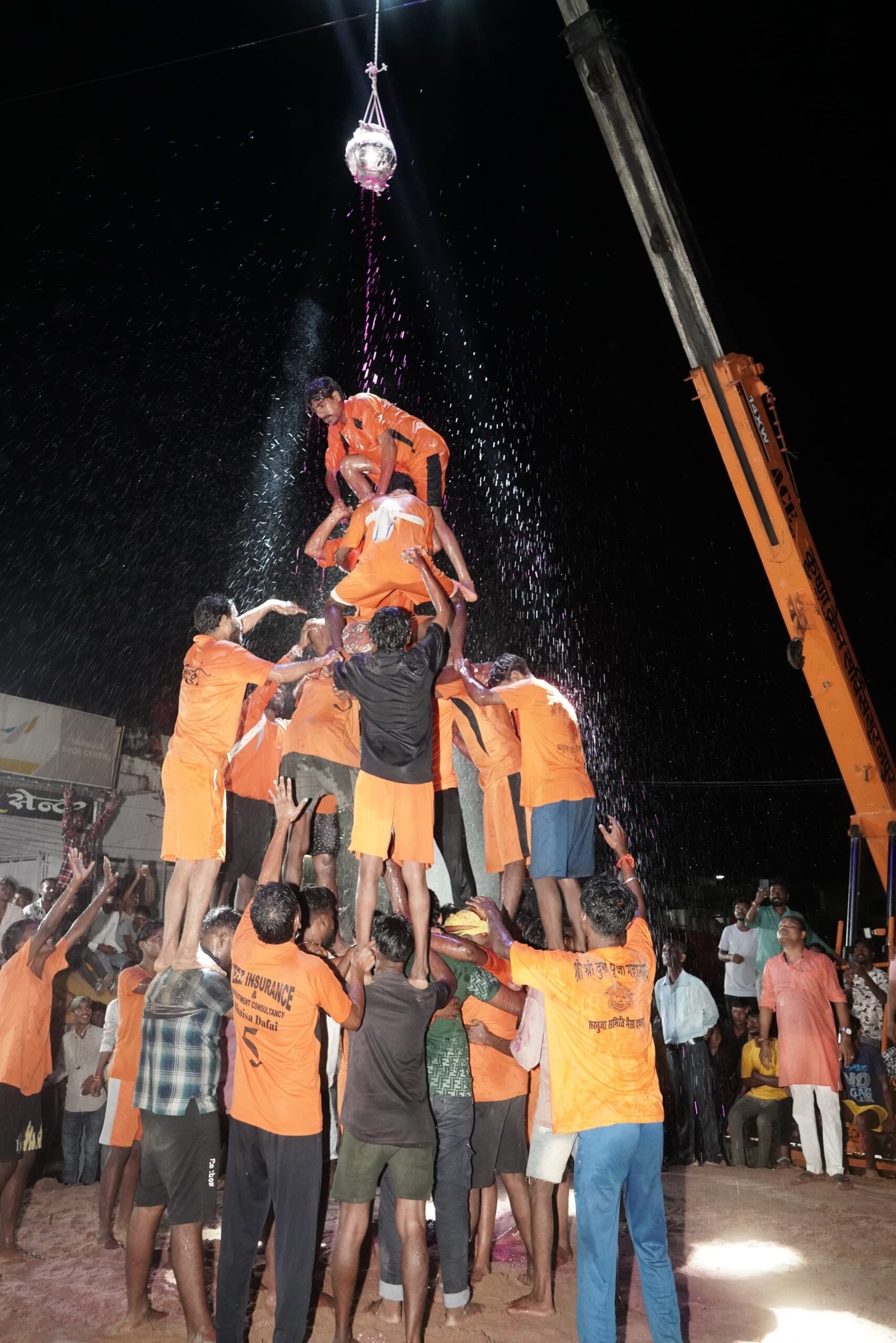 कृष्ण जन्मोत्सव में उमड़ी हजारों श्रद्धालुओं की भीड़