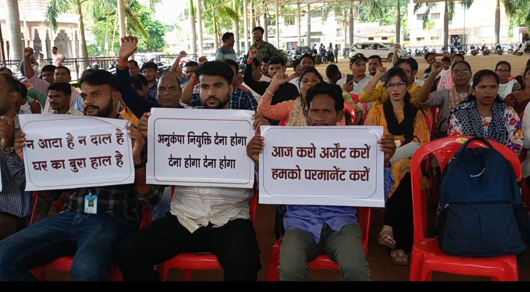 एनएचएम कर्मचारियों के आंदोलन से स्वास्थ्य सेवाएं ठप – सरकार जिम्मेदार