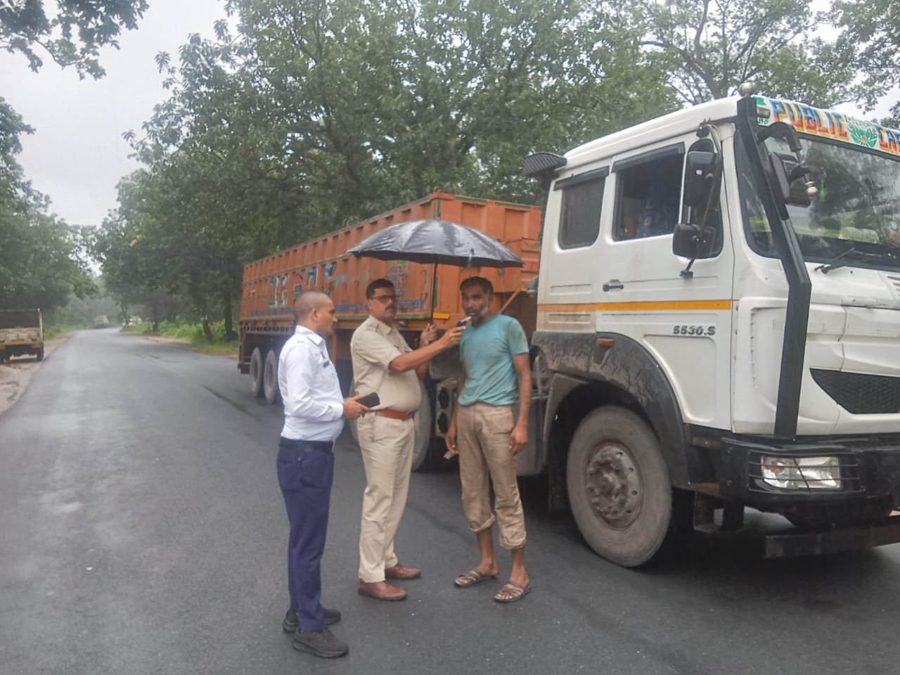 सूरजपुर पुलिस ने नशे में गाड़ी चलाने वालों पर की सख्त कार्रवाई, पुलिस ने जांचे 20 हजार से अधिक वाहन, 200 वाहन चालक नशे की हालत में पकड़ाए, 19 लाख रूपये का हुआ चालान, इसके अतिरिक्त यातायात नियमों के उल्लघंन पर 3009 चालकों के विरूद्ध हुई एमव्ही एक्ट की कार्यवाही