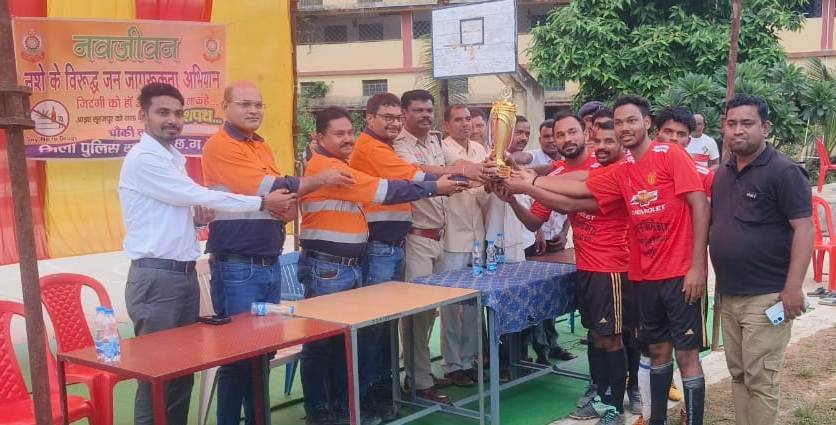 सूरजपुर पुलिस ने नशे के विरूद्ध जागरूकता के लिए कराया फुटबाल मैच, खिलाड़ियों ने दिखाया दमखम