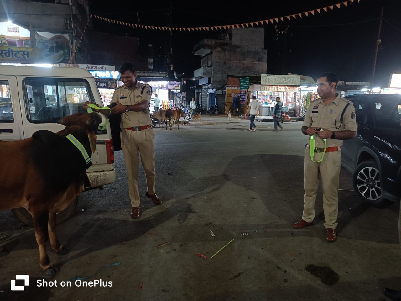 सूरजपुर पुलिस ने एनएच पर घुम रहे मवेशियों के 2 मालिकों के विरूद्ध की गई कार्यवाही