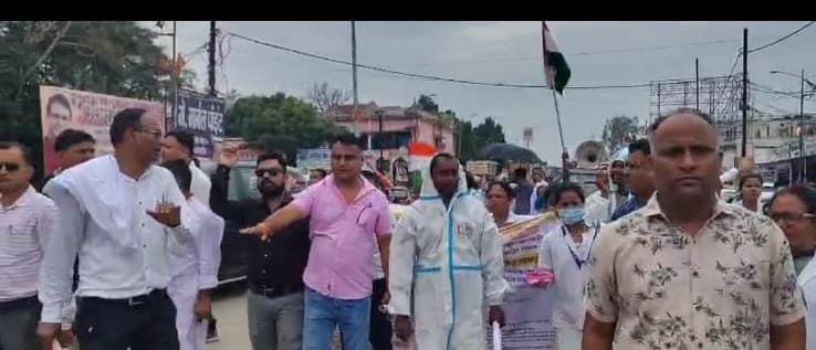 एनएचएम कर्मचारियो ने मोदी की गारंटी खोज अभियान के तहत निकाली रैली<br>पी पी ई कीट पहनकर मांगी भीख.