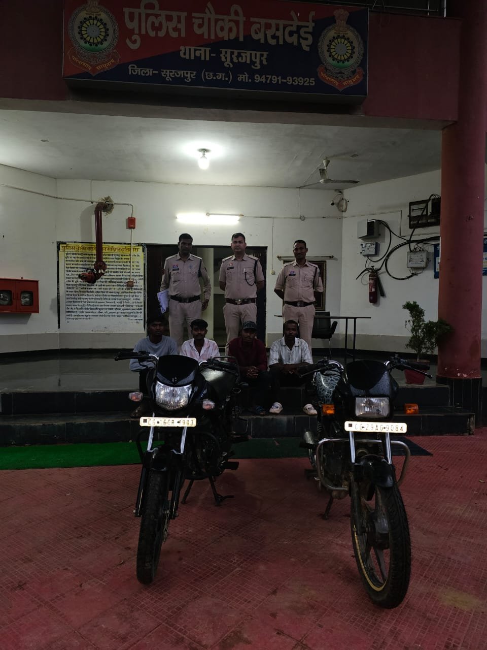 चौकी बसदेई थाना सूरजपुर कि पुलिस की तत्परता : गाड़ी में पथराव करने वाले 4 आरोपियों को पुलिस ने किया गिरफ्तार एक आरोपी की तलाश जारी<br>