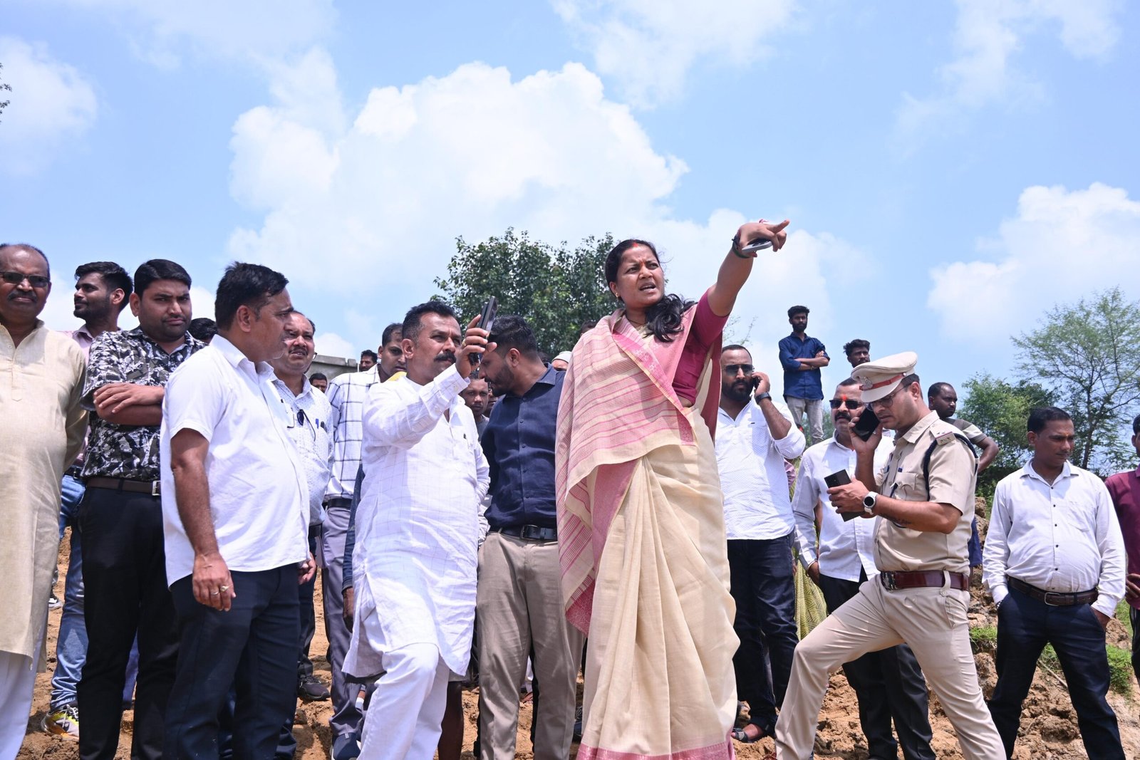 मंत्री श्रीमती लक्ष्मी राजवाड़े ने गोबरी नाला पर अस्थायी रपटा निर्माण कार्य का किया निरीक्षण<br>