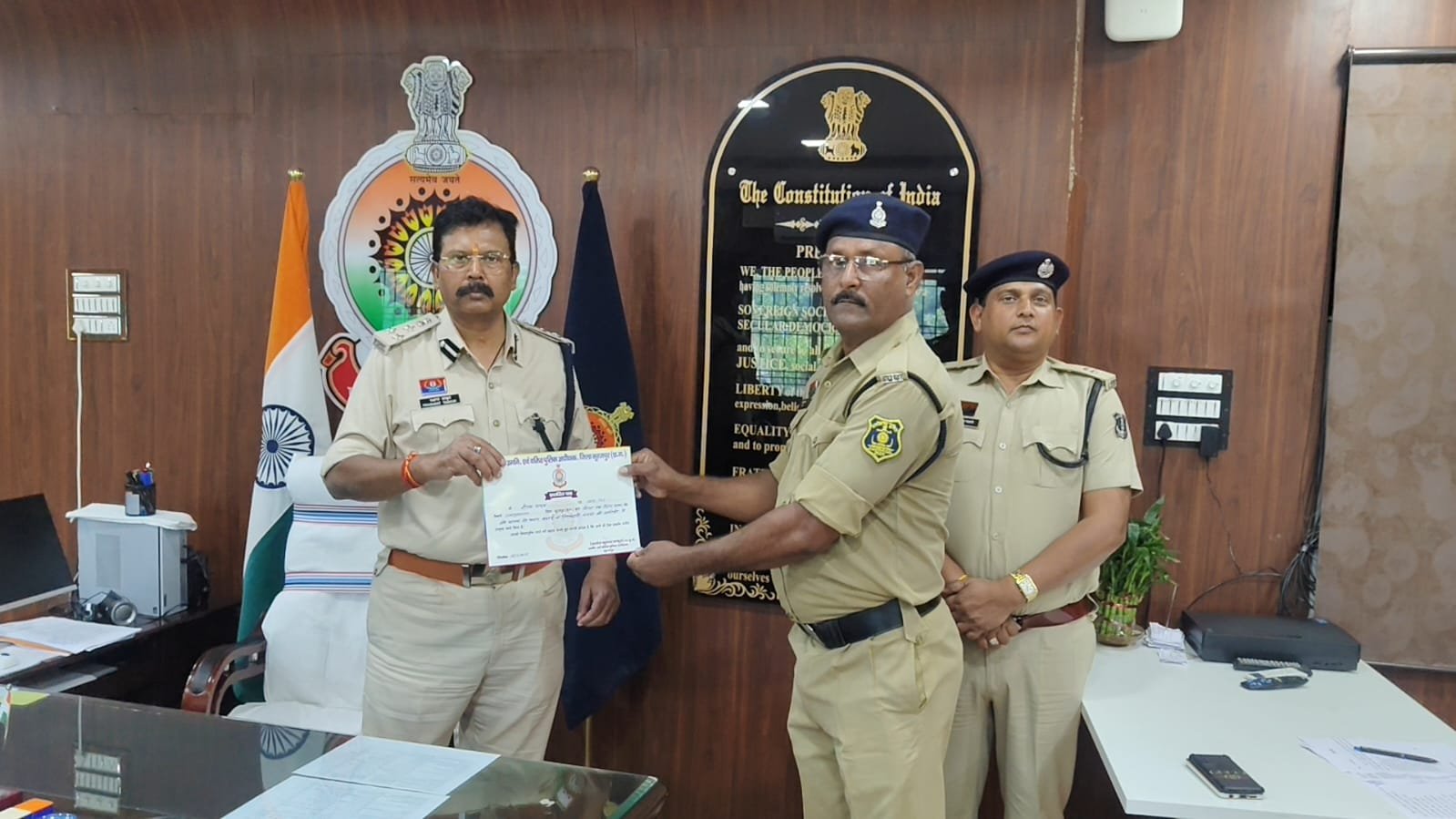 डीआईजी व एसएसपी सूरजपुर ने स्थाई वारंट तामीली में उत्कृष्ट कार्य पर पुलिस अधिकारी व जवानों को सम्मानित कर किया पुरस्कृत।<br>