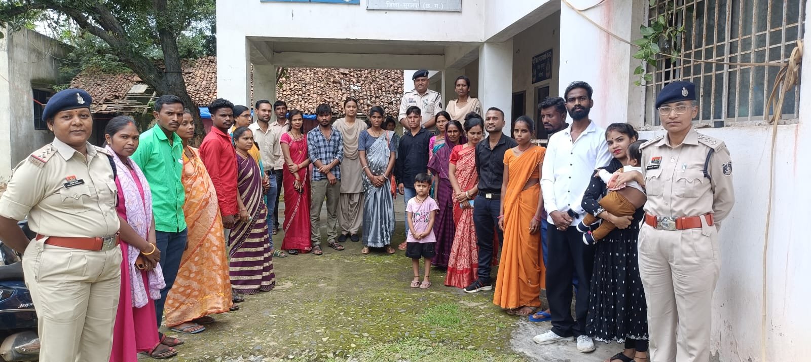 सूरजपुर पुलिस के परिवार परामर्श केन्द्र में 106 जोड़े एक साथ रहने हुए राजी, परिवार को जोड़ने एवं बिखरने से रोकने संवेदनशीलता के साथ की गई सुनवाई।<br>