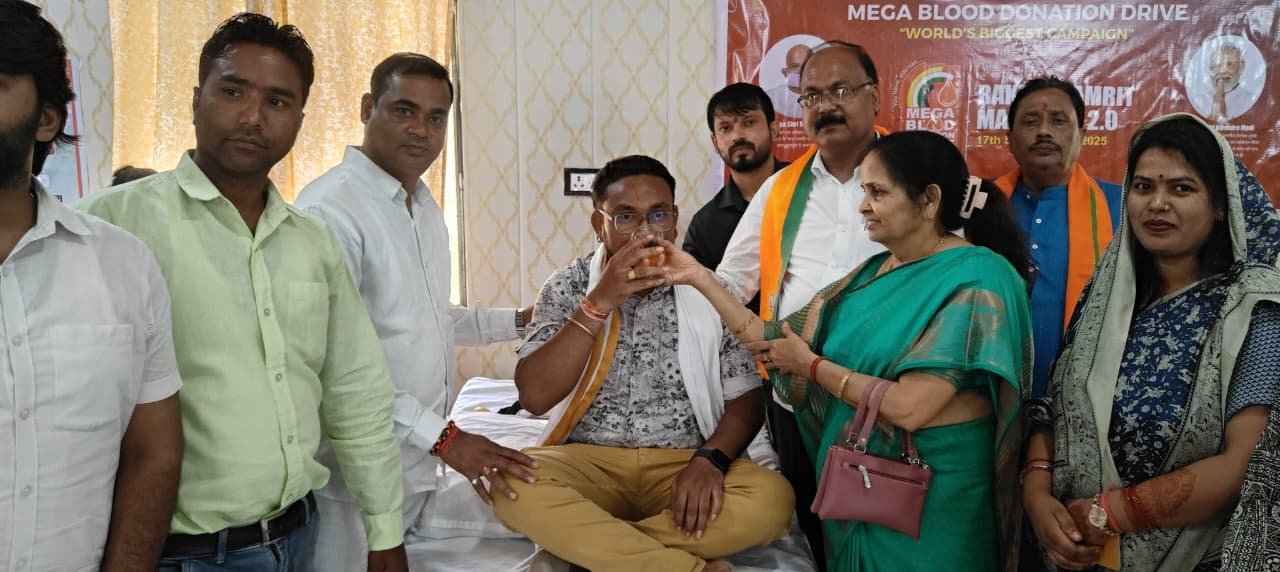सूरजपुर में पीएम मोदी का जन्मदिन सेवा पखवाड़े में स्वच्छता वृक्षारोपण और रक्तदान शिविर का आयोजन<br> सेवा पखवाड़ा के तहत 95 यूनिट रक्त संग्रह