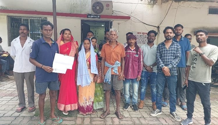 ब्रेकिंग जशपुर – कब्जा हटवाने दर्जनों ग्रामीण पहुंचे एसडीएम दफ़्तर पट्टे की चाह में बेशकीमती जमीन पर अवैध कब्जा,।