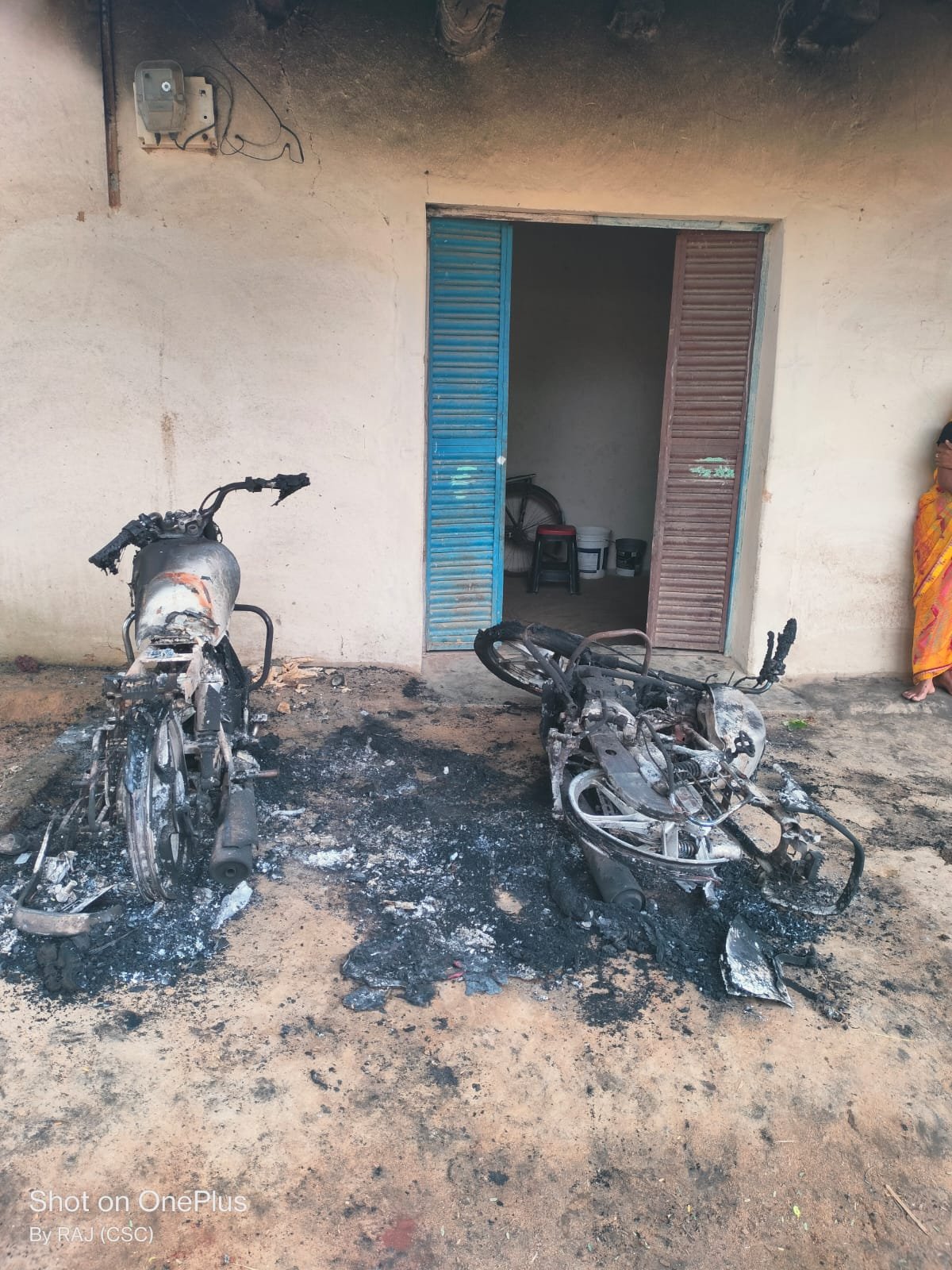 घर के बाहर खड़ी दो मोटरसाइकिलों में अज्ञात व्यक्ति ने लगाई आग<br>