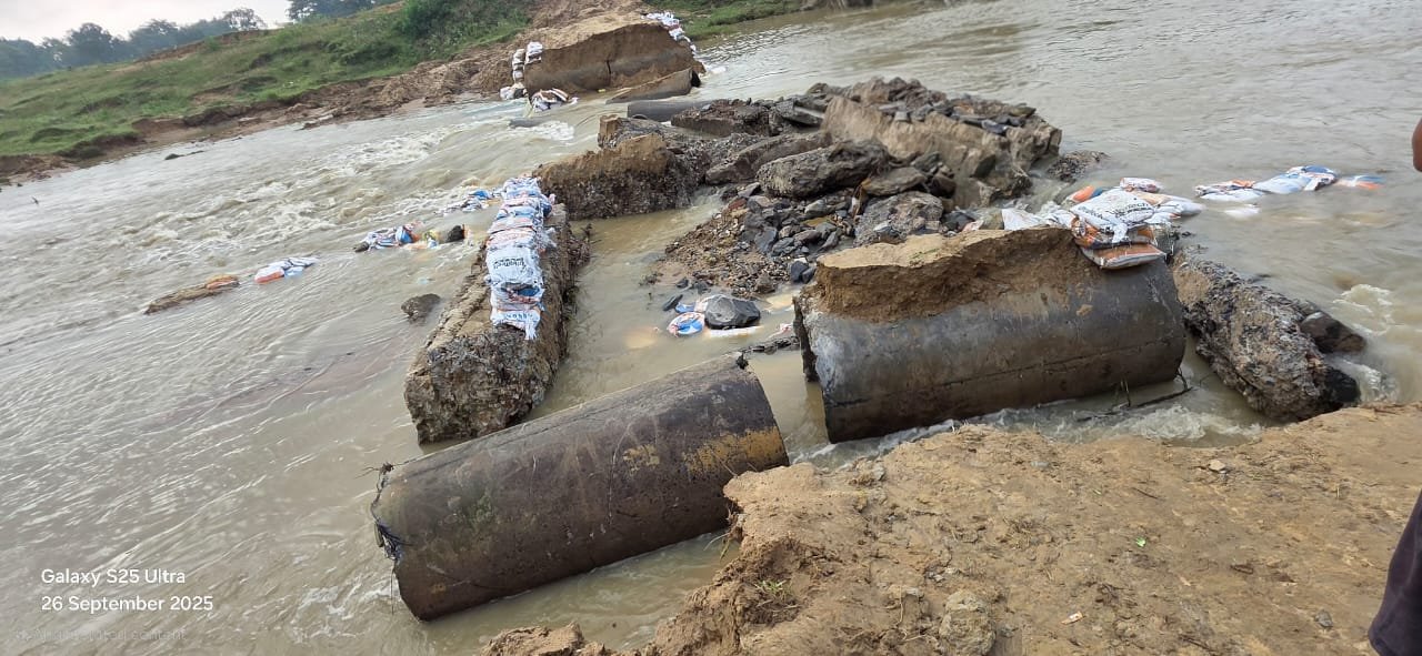 गोबरी नदी पुल बना राजनीति का पुल, चार महीने बाद भी अधर में वैकल्पिक व्यवस्था, जनता पूछ रही है कब होगा समाधान.?<br>