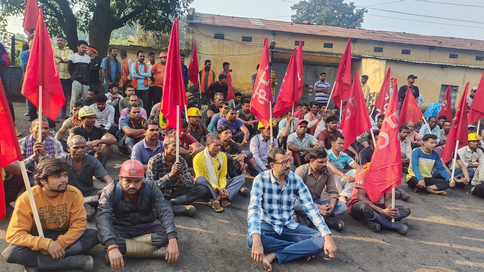 एटक यूनियन के नेतृत्व में अपने दो सूत्रीय मांगों को लेकर ठेका मजदूरों ने खान प्रबंधक कार्यालय का किया घेराव
