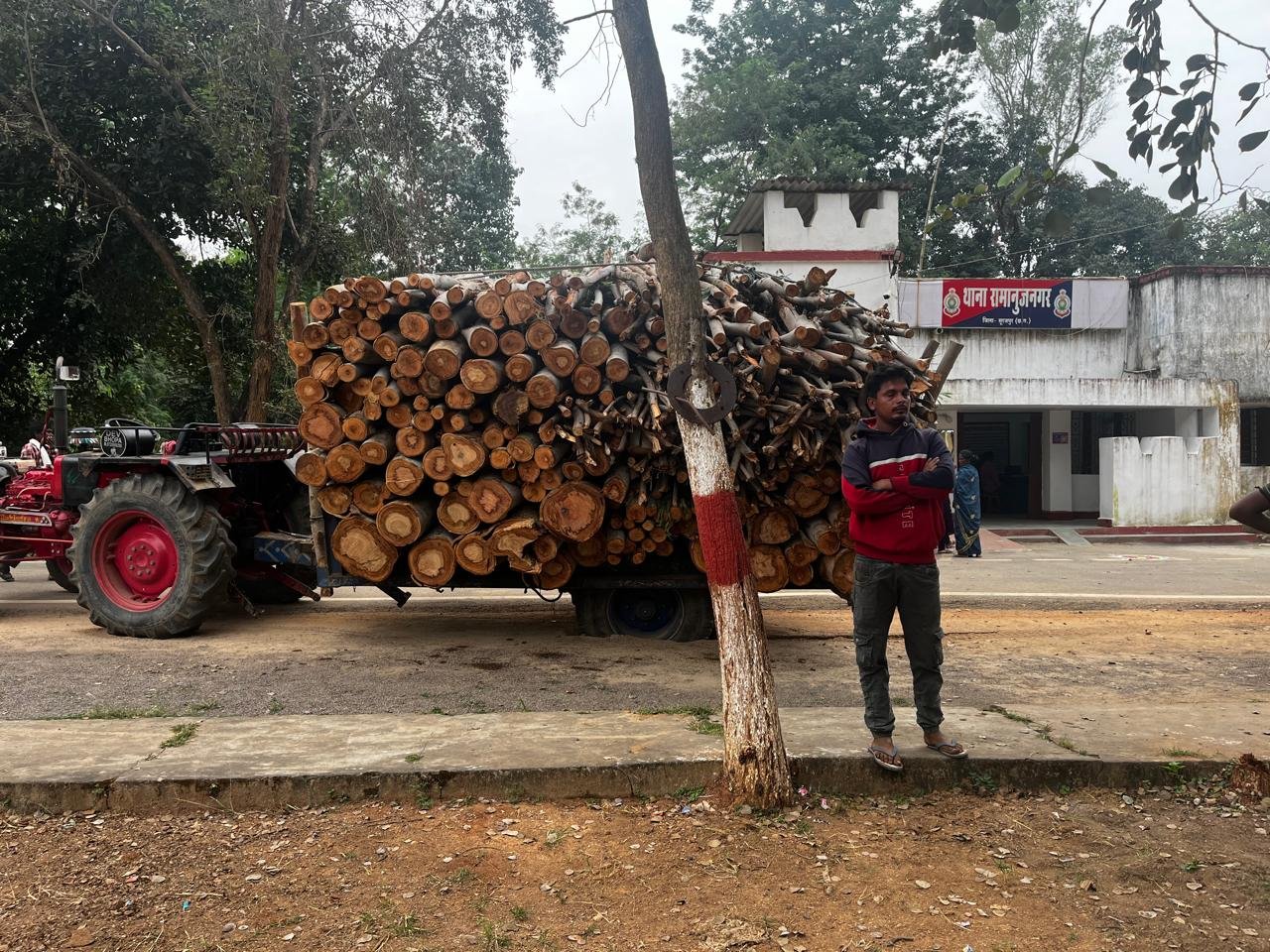 सुरजपुर जिले में नीलगिरी वृक्षों की अवैध कटाई पर प्रशासन ने दिखाई सख्ती, एक वाहन किए ज़ब्त