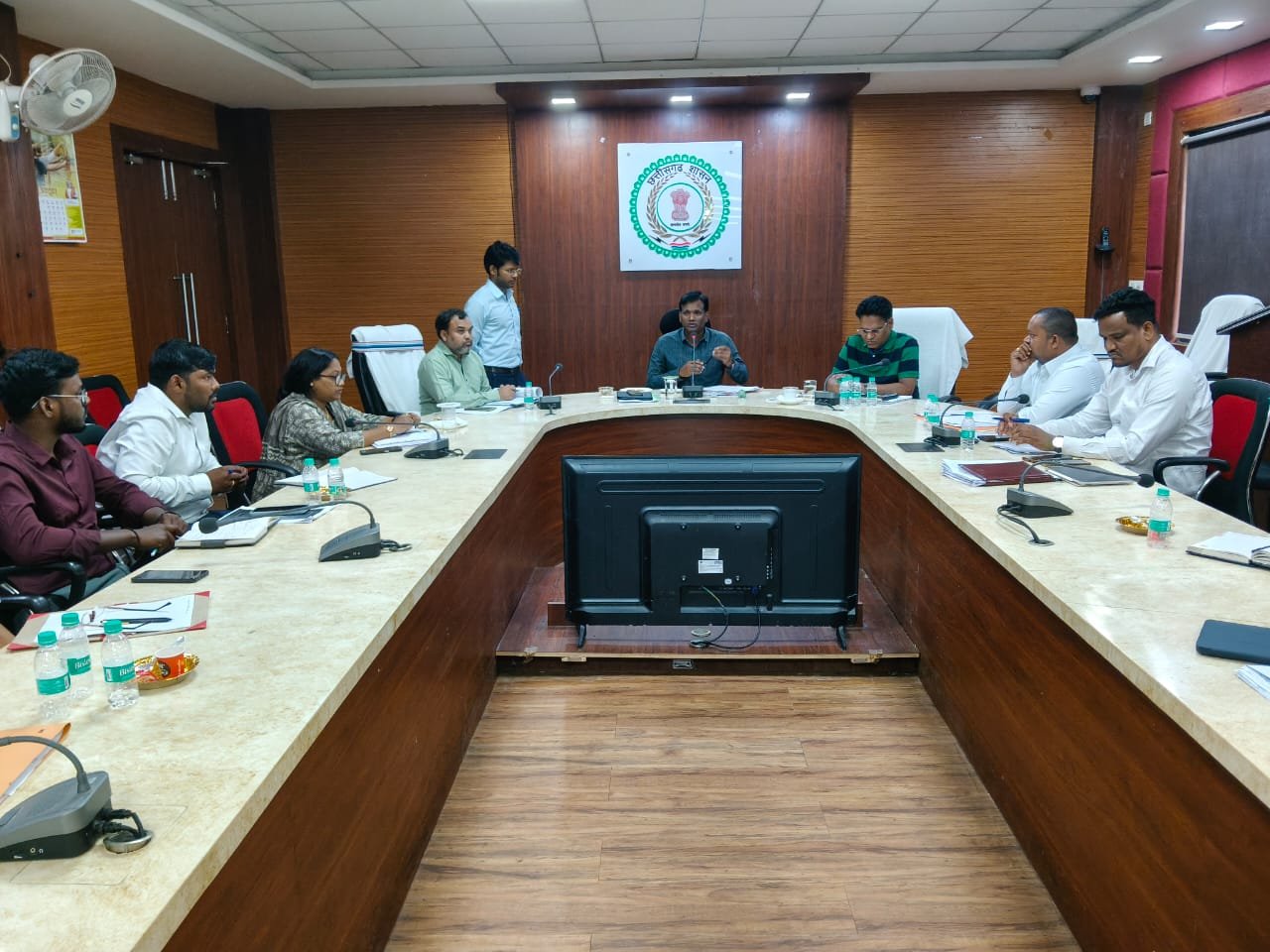 धान खरीदी के पूर्व सम्पूर्ण व्यवस्था सुनिश्चित करने हेतु कलेक्टर ने ली बैठक