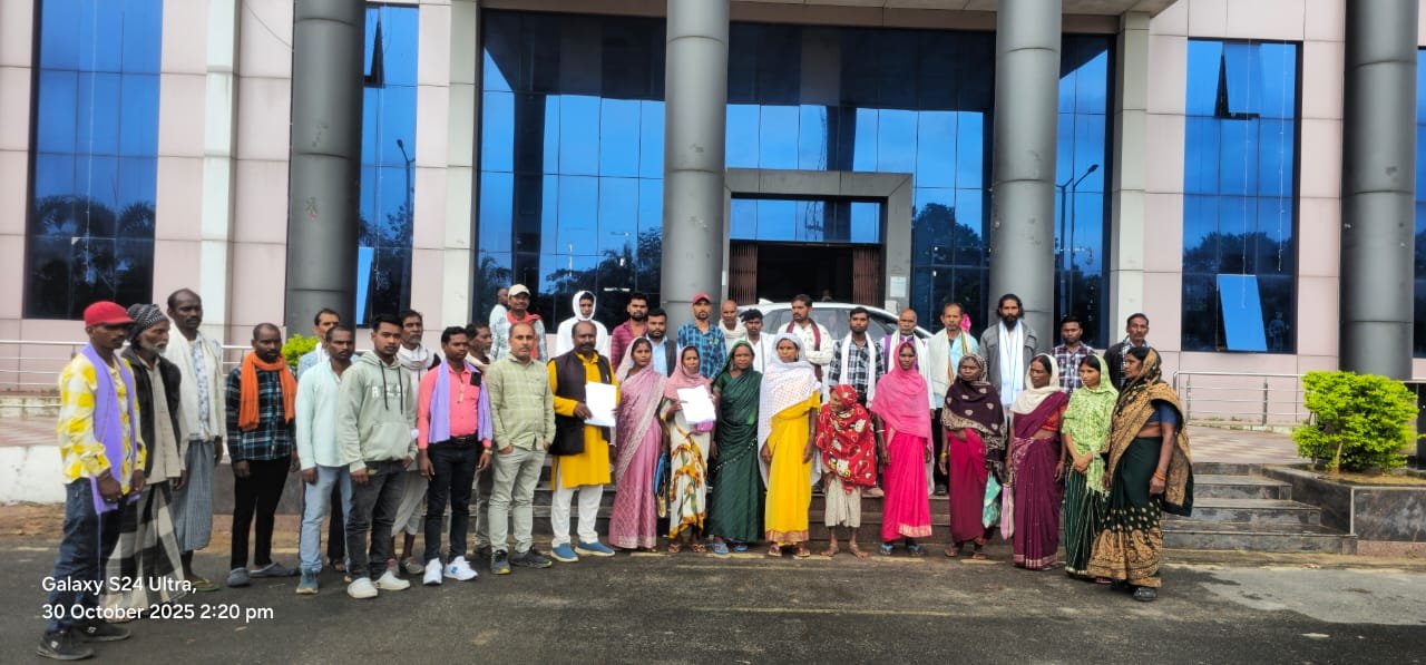 किसानों के पंजीयन में त्रुटि और ग्रामीणों के वन अधिकार की मांग को लेकर कांग्रेस ने सौंपा ज्ञापन<br>कलेक्टर को ज्ञापन सौंपकर बोले शिव भजन सिंह मरावी – किसानों के साथ अन्याय बर्दाश्त नहीं, नहीं बढ़ी समयसीमा तो होगा आंदोलन