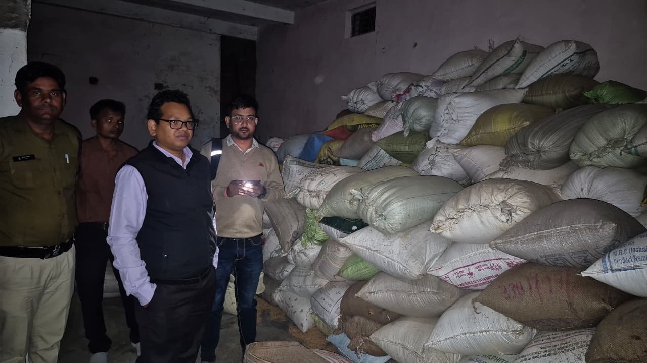 250 बोरा अवैध धान जप्त – जिला प्रशासन की सख्त कार्रवाई जारी<br>