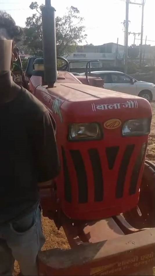 सूरजपुर पुलिस ने नाबालिग को ट्रैक्टर चलाते पकड़ा, मालिक पर लगा 30 हजार का जुर्माना।