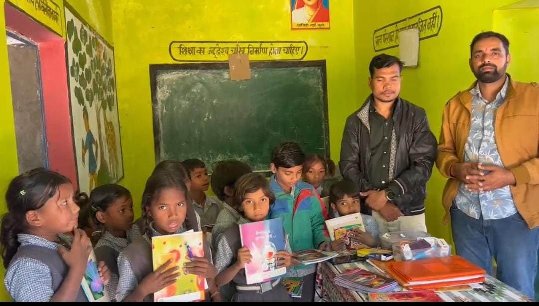 बाल दिवस के अवसर पर कृष्ण कुमार ध्रुव ने की जरूरतमंद छात्रों की मदद<br>