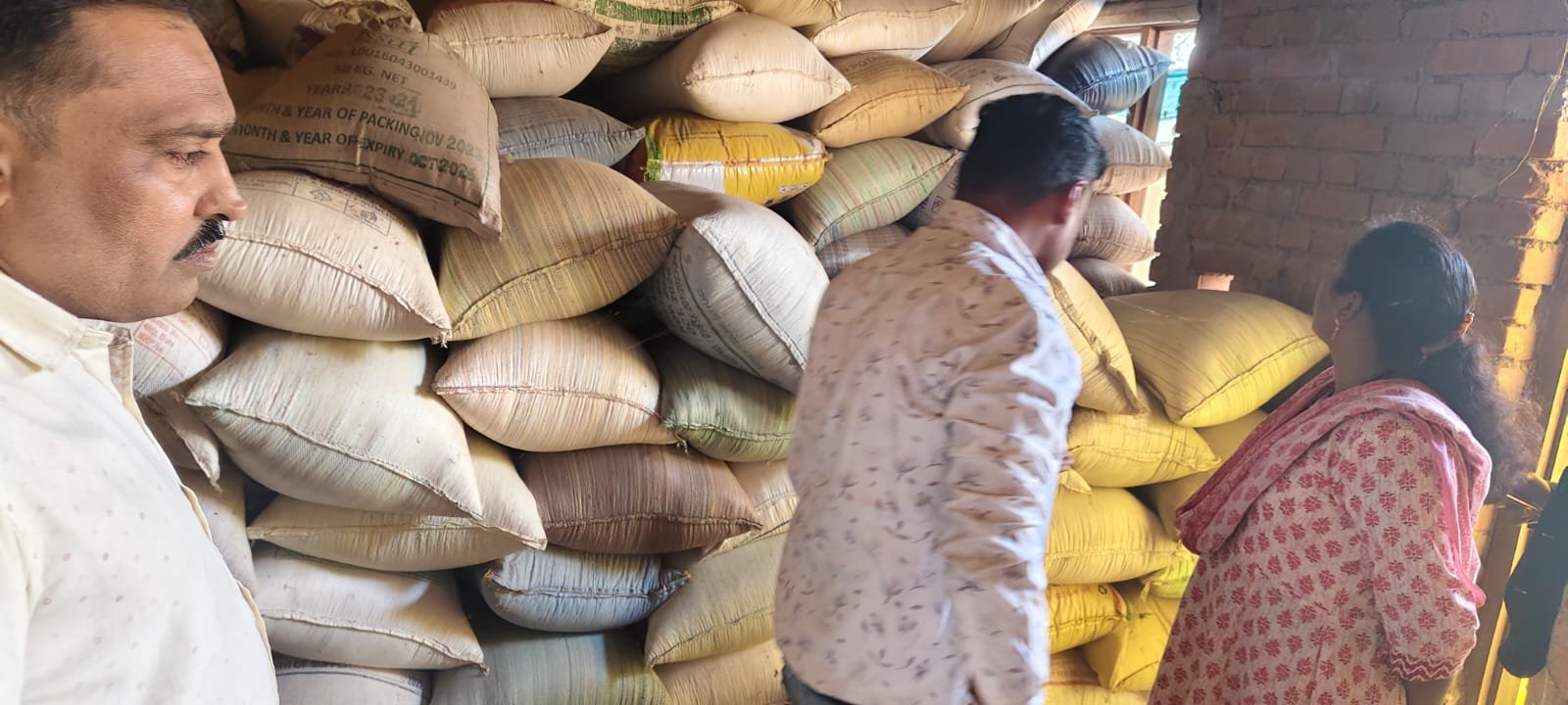 ग्राम पंचायत कैलाशपुर से लगभग 13 लाख रुपए की   385 क्विंटल धान और 8 क्विंटल चावल को किया गया जब्त