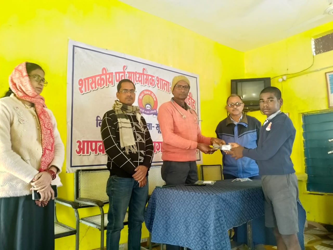 बस्तामुक्त विद्यालय रुनियाडीह के बच्चों को नि:शुल्क चश्मा किया गया वितरित