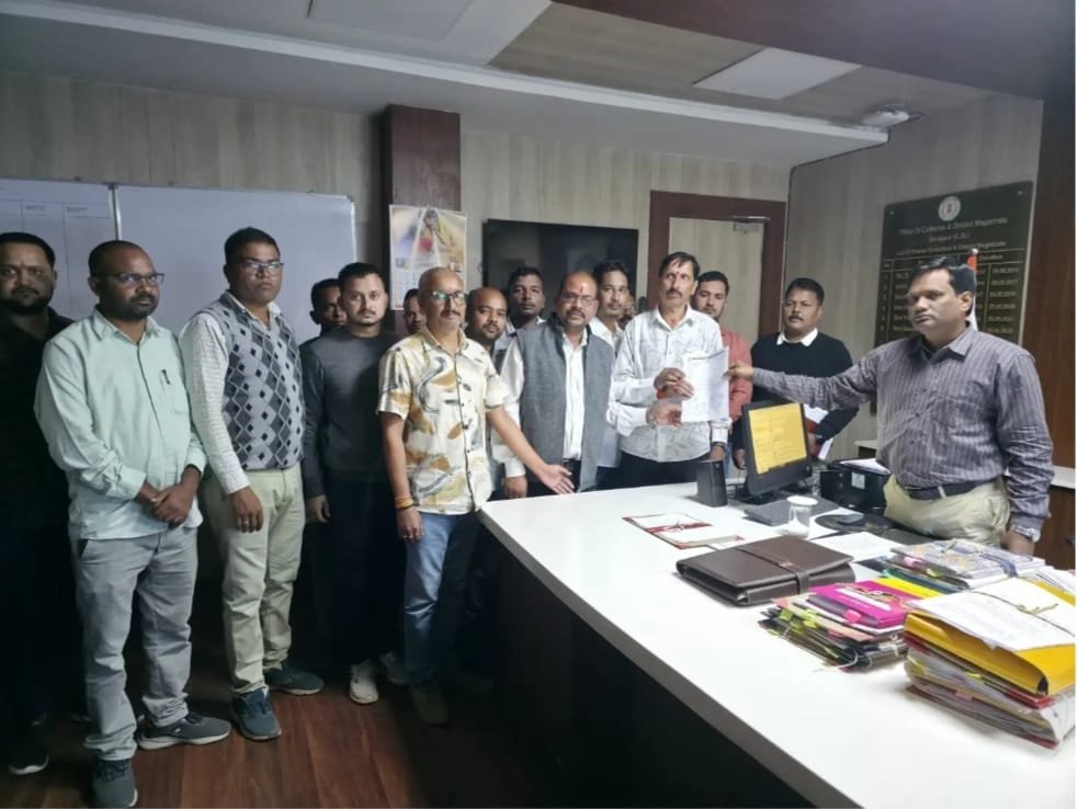 चार सूत्रीय मांगों को लेकर सहकारी कर्मचारियों की 18 दिनों की हड़ताल समाप्त, अब धान खरीदी होगी सुचारू<br>