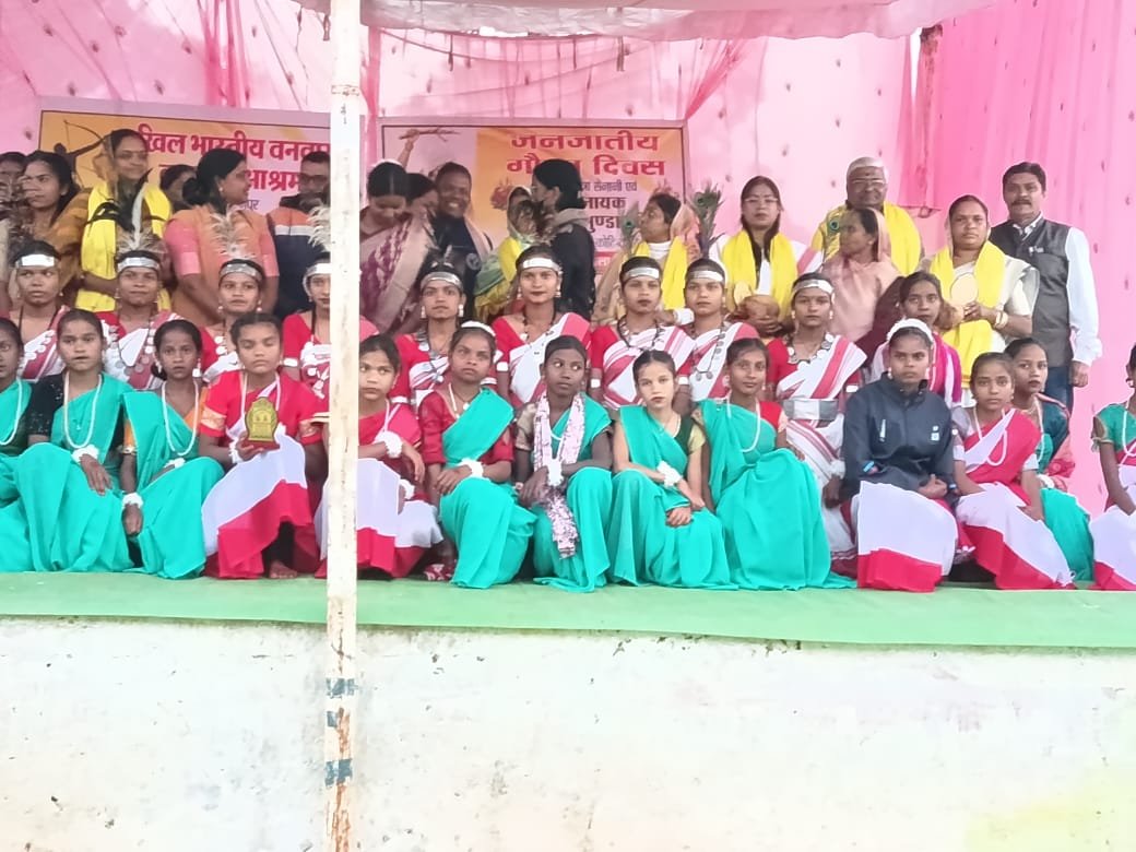 बस्तामुक्त विद्यालय रुनियाडीह के बच्चों ने जनजातीय गौरव दिवस कार्यक्रम अंतर्गत भगवान बिरसा मुंडा जयंती समारोह में संस्था प्रमुख के नेतृत्व में भाग लिया <br>