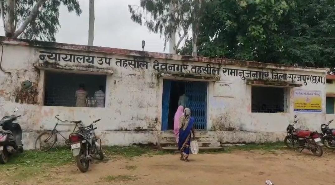 तीन दिनों से तहसीलदार नदारद; कृषक रकबा सुधार को लेकर किसान इधर-उधर भटकते रहे