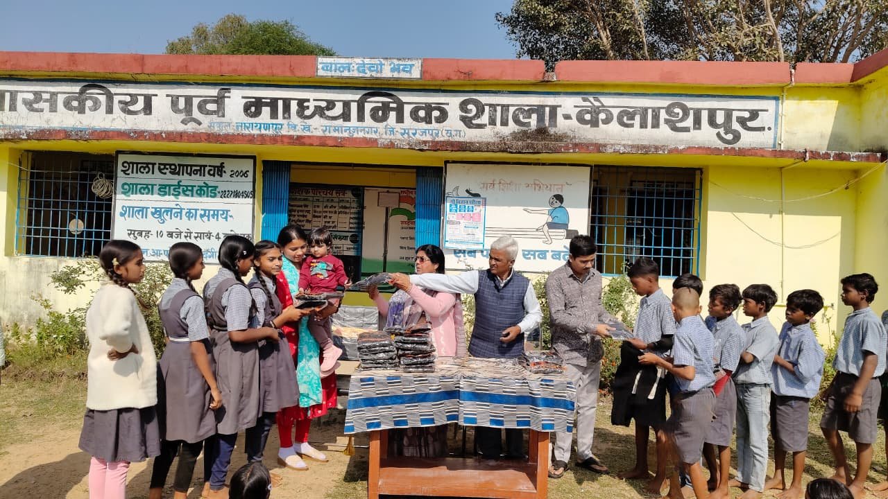 कैलासपुर स्कूल में 42 छात्र-छात्राओं को स्वेटर वितरण